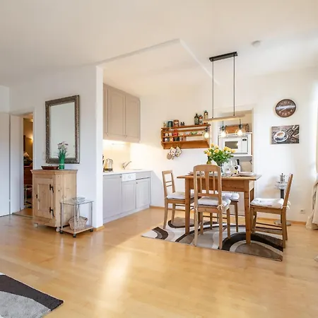 Valerie Apartman *