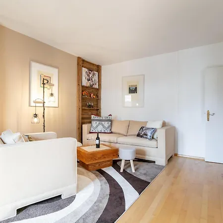 Valerie Apartman *